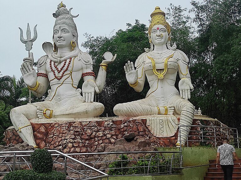Shiva and Parvati statues at Kailasagiri hilltop park